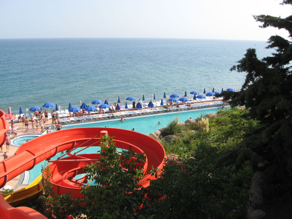 Аквапарк алушта отзывы. Аквапарк Миндальная роща Алушта. Аквапарк Алушта Профессорский уголок. Ялта аквапарк Миндальная роща. Отель Миндальная роща Алушта.